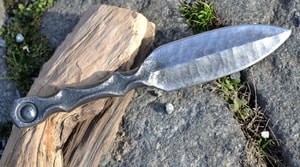 HAND FORGED KNIFE, TWO EDGES - COUTEAUX ET ENTRETIEN{% if kategorie.adresa_nazvy[0] != zbozi.kategorie.nazev %} - ARMURERIE: LES ARMES{% endif %}