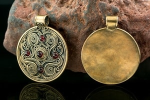 BATTERSEA, LUXURIOUS BRYTHONIC PENDANT, GARNET, BRONZE - PENDANTS, NECKLACES{% if kategorie.adresa_nazvy[0] != zbozi.kategorie.nazev %} - JEWELLERY - BRONZE, ZINC{% endif %}