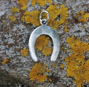 Pendentif en fer à cheval