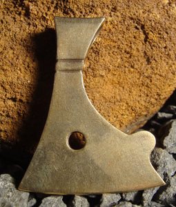 Grande hache en bronze de Perun