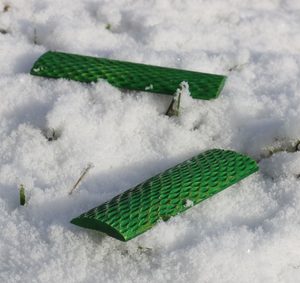 CAMEL BONE SCALES 35X120X12MM, PINIA SURFACE, GREEN - 2 PIECES - MATERIAL FOR KNIFE HANDLES{% if kategorie.adresa_nazvy[0] != zbozi.kategorie.nazev %} - BUSHCRAFT, LIVING HISTORY, CRAFTS{% endif %}