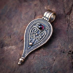 ROMAN PENDANT, II. Century, bronze Garnet