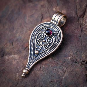 ROMAN PENDANT, II. CENTURY, BRONZE GARNET - BRONZE HISTORICAL JEWELS{% if kategorie.adresa_nazvy[0] != zbozi.kategorie.nazev %} - JEWELLERY - BRONZE, ZINC{% endif %}