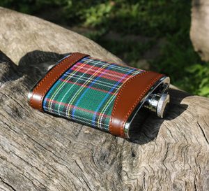 HIP FLASK, SCOTTISH TARTAN - BOTTLES, HIP FLASKS{% if kategorie.adresa_nazvy[0] != zbozi.kategorie.nazev %} - LEATHER PRODUCTS{% endif %}