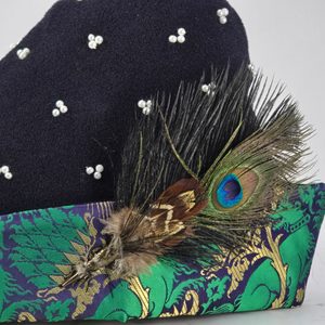 Chapeau médiéval, laine, brocart, plumes