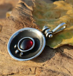 ORBIT, SILVER PENDANT, GARNET - PENDANTS WITH GEMSTONES, SILVER{% if kategorie.adresa_nazvy[0] != zbozi.kategorie.nazev %} - SILVER JEWELLERY{% endif %}