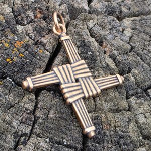 Pendentif Croix de Brigitte en bronze