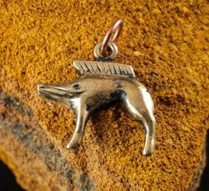 CELTIC BOAR, NEUVY-EN-SULLIAS, BRONZE PENDANT - BRONZE HISTORICAL JEWELS{% if kategorie.adresa_nazvy[0] != zbozi.kategorie.nazev %} - JEWELLERY - BRONZE, ZINC{% endif %}