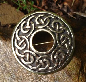 Brosche mit Geflecht, Keltische Inspiration
