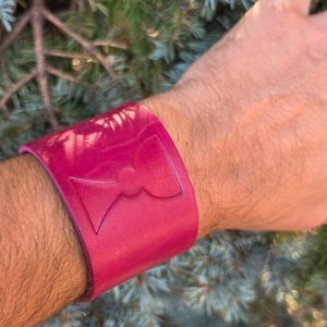 Lederarmband mit einem hussitischen Kelch