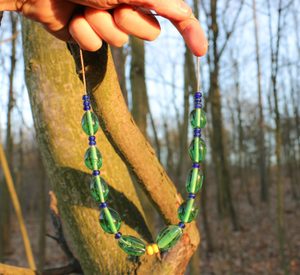 COLLIER EN VERRE, DOLNI VESTONICE, DÉBUT DU MOYEN AGE - PERLES DE VERRE HISTORIQUES{% if kategorie.adresa_nazvy[0] != zbozi.kategorie.nazev %} - BUSHCRAFT, RECONSTITUTION, ACCESSOIRE{% endif %}