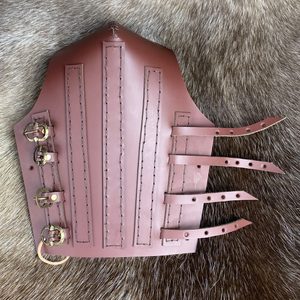 Ellbogenschützer aus Leder und Lamellen