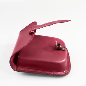 GENTLEMAN, LEDERTASCHE - ROT - TASCHEN{% if kategorie.adresa_nazvy[0] != zbozi.kategorie.nazev %} - LEDERPRODUKTE{% endif %}