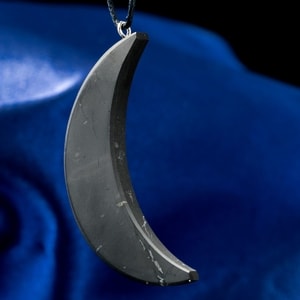 SHUNGITE, COLLIER, LUNA AMULETTE - SHUNGITE{% if kategorie.adresa_nazvy[0] != zbozi.kategorie.nazev %} - MINÉRAUX, FOSSILES{% endif %}