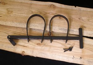 Menottes médiévales en acier avec un petit cadenas