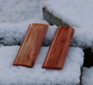 CAMEL BONE SCALES 35X120X12MM RED - 2 PIECES - MATÉRIEL POUR POIGNÉES DE COUTEAU{% if kategorie.adresa_nazvy[0] != zbozi.kategorie.nazev %} - BUSHCRAFT, RECONSTITUTION, ACCESSOIRE{% endif %}