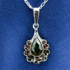 ARAWN, ANHÄNGER, MOLDAVIT, GRANAT, SILBER - MOLDAVITE{% if kategorie.adresa_nazvy[0] != zbozi.kategorie.nazev %} - SILBER SCHMUCKSTÜCKE{% endif %}