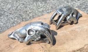 SMILODON, SABERTOOTH TIGER SKULL PENDANT, MASSIVE, TIN ALLOY SILVER PLATED - ANIMAL PENDANTS{% if kategorie.adresa_nazvy[0] != zbozi.kategorie.nazev %} - JEWELLERY - BRONZE, ZINC{% endif %}