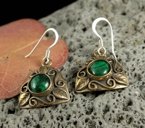 LEAVES - EARRINGS, BRONZE, MALACHITE - EARRINGS - BRONZE{% if kategorie.adresa_nazvy[0] != zbozi.kategorie.nazev %} - JEWELLERY - BRONZE, ZINC{% endif %}