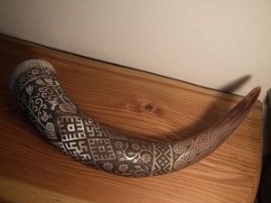 SLAVIC EMBROIDERY II, ENGRAVED DRINKING HORN, 0.9 L - TRINKHÖRNER{% if kategorie.adresa_nazvy[0] != zbozi.kategorie.nazev %} - HORNPRODUKTE{% endif %}