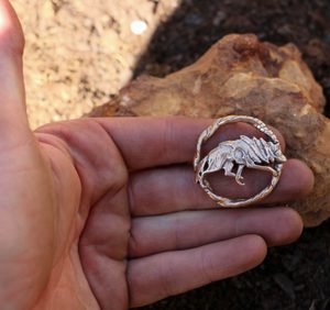 LOUP, BROCHE COSTUME, BRONZE - ACCESSOIRES DE COSTUME{% if kategorie.adresa_nazvy[0] != zbozi.kategorie.nazev %} - BIJOUTERIE{% endif %}