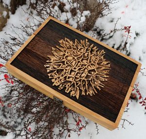 WOODEN BOX FOR MOLDAVITES, BOX MADE OF OAK WOOD - JEWELLERY - BRONZE, ZINC{% if kategorie.adresa_nazvy[0] != zbozi.kategorie.nazev %} - JEWELLERY - BRONZE, ZINC{% endif %}