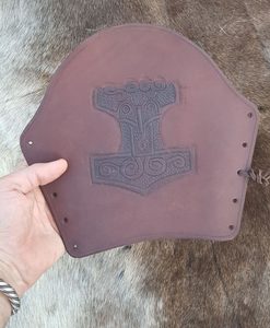 LEATHER BRACER WITH THOR'S HAMMER, BROWN - LEATHER ARMOUR/GLOVES{% if kategorie.adresa_nazvy[0] != zbozi.kategorie.nazev %} - ARMOUR HELMETS, SHIELDS{% endif %}