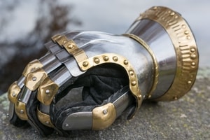 HOURGLASS GAUNTLETS WITH BRASS - ARMOR PARTS{% if kategorie.adresa_nazvy[0] != zbozi.kategorie.nazev %} - ARMOUR HELMETS, SHIELDS{% endif %}