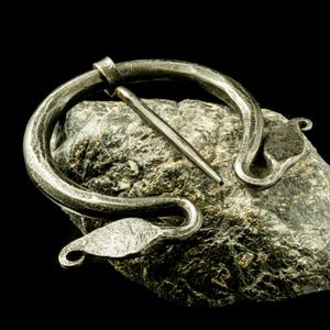 SCHMIEDE FIBULA - BLATT, BROSCHE PENANNULAR - KOSTÜM SCHNALLEN, SCHMUCK GESCHMIEDET{% if kategorie.adresa_nazvy[0] != zbozi.kategorie.nazev %} - SCHMIEDEARBEITEN, MINTAGE{% endif %}