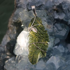 KALINA, MOLDAVITE, SILVER PENDANT AG 925 - MOLDAVITES, CZECH{% if kategorie.adresa_nazvy[0] != zbozi.kategorie.nazev %} - SILVER JEWELLERY{% endif %}