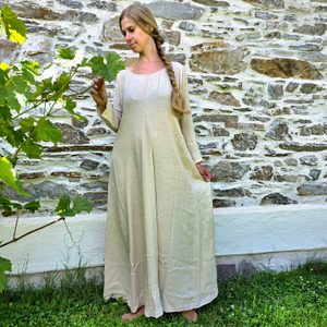 LESSER NOBLEWOMAN / WEALTHIER TOWNSWOMAN - Set of Medieval Clothing, 2nd Half of the 14th Century