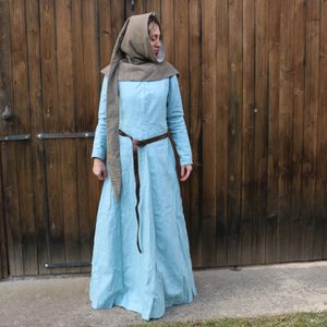 MEDIEVAL WOMEN'S CLOTHING - plain woman 2nd half of the 14th century