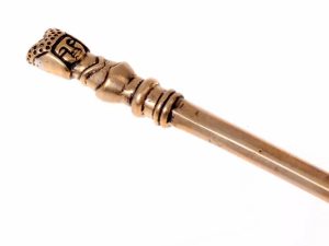 Mittelalterliche Gabel mit Jungfrau, Messing