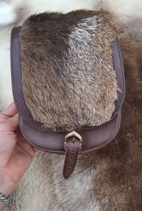 LEATHER BELT BAG WITH FUR, BROWN - AUMÔNIÈRES, SACS ET BOURSES{% if kategorie.adresa_nazvy[0] != zbozi.kategorie.nazev %} - CUIR : PRODUITS ET OUTILS{% endif %}