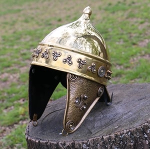 CASQUE DE FANTAISIE CELTIQUE, LAITON - ÉPOQUE ANTIQUE{% if kategorie.adresa_nazvy[0] != zbozi.kategorie.nazev %} - ARMURES ET BOUCLIERS{% endif %}