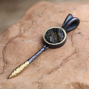 LAURA SILVER PENDANT WITH MOLDAVITE, GOLD PLATED - MOLDAVITE{% if kategorie.adresa_nazvy[0] != zbozi.kategorie.nazev %} - SILBER SCHMUCKSTÜCKE{% endif %}