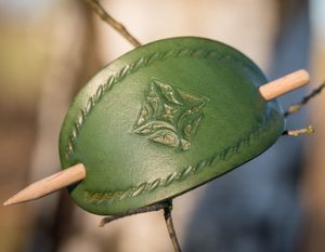 NAPOLI, LEATHER HAIR CLIP, GREEN - HAIR CLIPS, ACCESSORIES, JEWELLERY{% if kategorie.adresa_nazvy[0] != zbozi.kategorie.nazev %} - LEATHER PRODUCTS{% endif %}