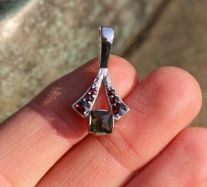 OCTAVIA, MOLDAVITE, GARNET, SILVER PENDANT - MOLDAVITES, CZECH{% if kategorie.adresa_nazvy[0] != zbozi.kategorie.nazev %} - SILVER JEWELLERY{% endif %}