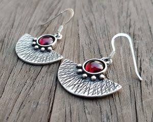 AZTEC, BOUCLES D'OREILLES EN ARGENT, GRENAT - BOUCLES D'OREILLES - BIJOUX HISTORIQUE{% if kategorie.adresa_nazvy[0] != zbozi.kategorie.nazev %} - BIJOUX EN ARGENT{% endif %}