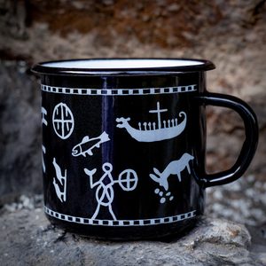 TANUM ROCK CARVINGS ENAMEL MUG - MUGS, GOBLETS, SCARVES{% if kategorie.adresa_nazvy[0] != zbozi.kategorie.nazev %} - PAGAN DECORATIONS{% endif %}