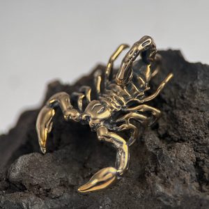 SCORPION, massives Halsamulett, Bronze