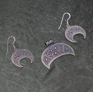 LUNULA, BIJOUX SLAVES, IXÈME SIÈCLE, RÉPLIQUE EN ARGENT, TYPE 6 - PENDENTIFS{% if kategorie.adresa_nazvy[0] != zbozi.kategorie.nazev %} - BIJOUX EN ARGENT{% endif %}