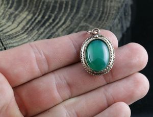 AGATE - GREEN, BRONZE PENDANT - BRONZE HISTORICAL JEWELS{% if kategorie.adresa_nazvy[0] != zbozi.kategorie.nazev %} - JEWELLERY - BRONZE, ZINC{% endif %}