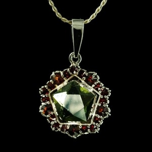 DELORA, MOLDAVITE, GARNET, SILVER PENDANT - MOLDAVITES, CZECH{% if kategorie.adresa_nazvy[0] != zbozi.kategorie.nazev %} - SILVER JEWELLERY{% endif %}