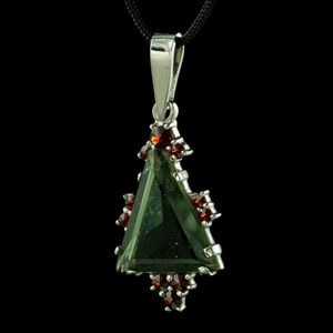 COSMOS, CZECH MOLDAVITE, GARNET, SILVER PENDANT - MOLDAVITES, CZECH{% if kategorie.adresa_nazvy[0] != zbozi.kategorie.nazev %} - SILVER JEWELLERY{% endif %}