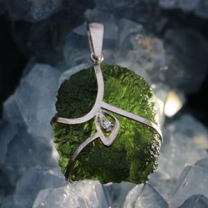 PERSEA - PENDENTIF, ARGENT, MOLDAVITE - BIJOUX À MOLDAVITES TCHÈQUES{% if kategorie.adresa_nazvy[0] != zbozi.kategorie.nazev %} - BIJOUX EN ARGENT{% endif %}