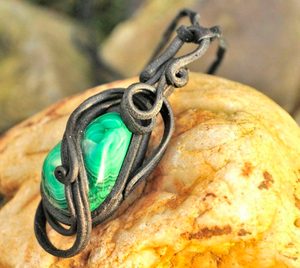 MALACHITE  PENDANT - PIERRES ET FANTASY{% if kategorie.adresa_nazvy[0] != zbozi.kategorie.nazev %} - BIJOUTERIE{% endif %}