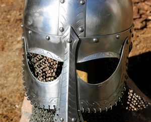 EINAR, CASQUE DE VIKING AVEC CAMAIL D'ARMURE 1.5MM - CASQUES VIKINGS ET À NASALE{% if kategorie.adresa_nazvy[0] != zbozi.kategorie.nazev %} - ARMURES ET BOUCLIERS{% endif %}