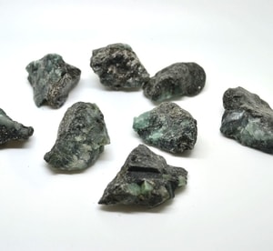 EMERALD, ROUGH STONE - DEKORATIVE MINERALIEN UND STEINE{% if kategorie.adresa_nazvy[0] != zbozi.kategorie.nazev %} - MOLDAVITE, MINERALIEN, FOSSILIEN{% endif %}