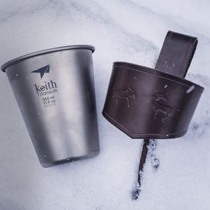 LAPONIA LEATHER CUP HOLDER AND TITANIUM BEER CUP KEITH, PERUNIKA SYSTEM - ÉQUIPEMENT EN TITANE{% if kategorie.adresa_nazvy[0] != zbozi.kategorie.nazev %} - BUSHCRAFT{% endif %}